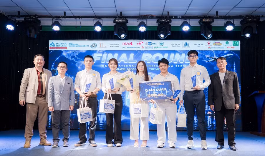 Nhóm Athenix Viet Origin gồm 5 sinh viên ngành Kinh doanh quốc tế - Đại học Hoa Sen đã giành giải Nhất.