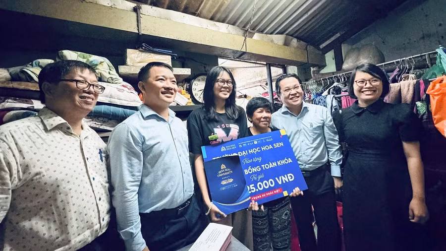 Trường ĐH Hoa Sen trao học bổng 100% toàn khóa cho nữ sinh Phùng Minh Hiếu.