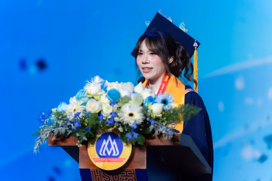 thu-khoa-truong-nguyen-tran-my-uyen-phat-bieu-truyen-cam-hung-tai-le-tot-nghiep.jpg