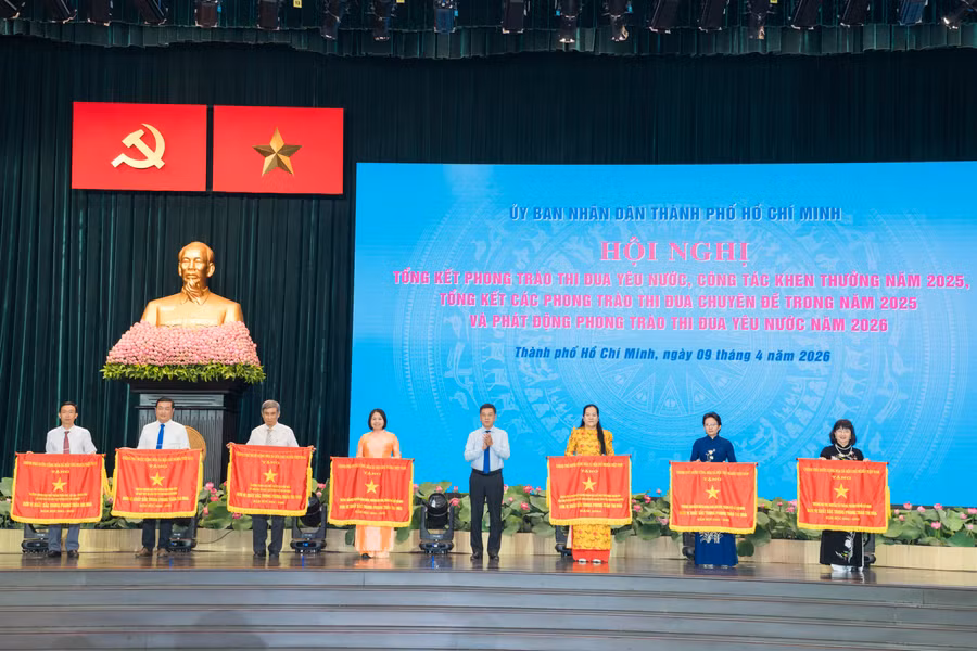 truong-dh-nguyen-tat-thanh-la-co-so-giao-duc-dai-hoc-duy-nhat-cua-tp-hcm-duoc-khen-thuong-don-vi-xuat-sac-trong-phong-trao-thi-dua-nam-hoc-2024-2025.jpg