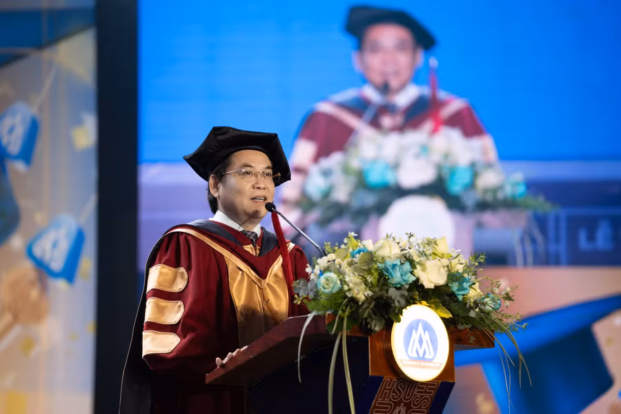 pgsts-nguyen-huu-huy-nhut-pho-hieu-truong-phu-trach-nha-truong-phat-bieu-truyen-cam-hung-cho-tan-khoa-tai-buoi-lejpg.jpg