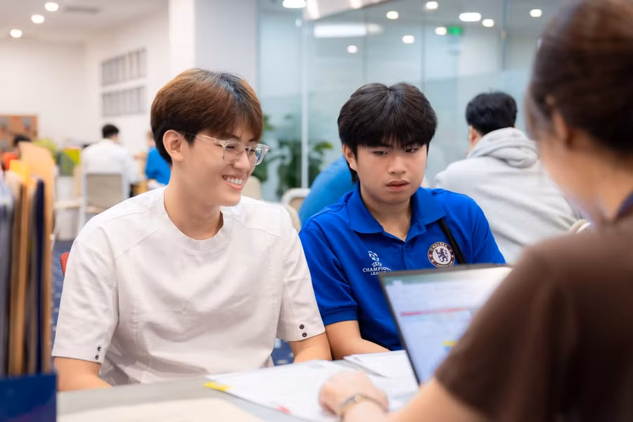 Thí sinh tìm hiểu ngành học tại Trường ĐH Hoa Sen. Ảnh: Tuyết Hương