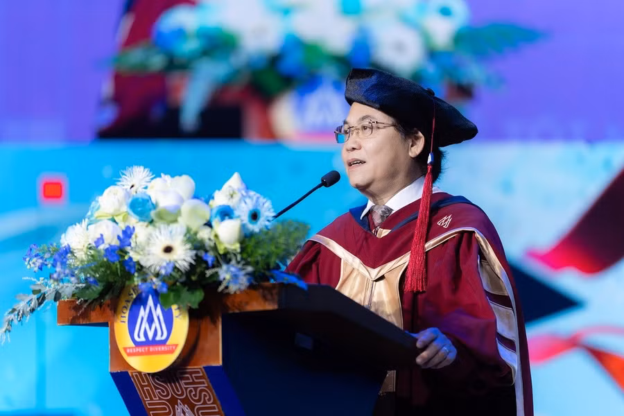 pgsts-nguyen-huu-huy-nhut-hieu-truong-dai-hoc-hoa-sen-phat-bieu-truyen-cam-hung-tai-le-tot-nghiep.jpg