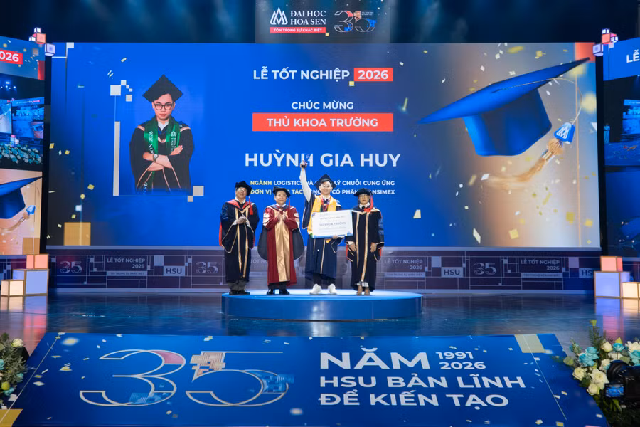 Thủ khoa Trường ĐH Hoa Sen Huỳnh Gia Huy nhận học bổng 70% chương trình thạc sĩ của Viện Sau đại học và lãnh đạo HSU.