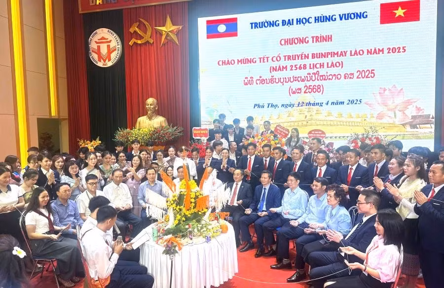 Chiều ngày 12/4, Trường Đại học Hùng Vương tổ chức chương trình chào mừng Tết cổ truyền Bunpimay Lào năm 2025 cho cán bộ, sinh viên Lào đang học tập tại trường.