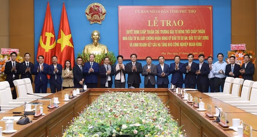 Các đại biểu dự lễ trao Quyết định chấp thuận chủ trương đầu tư, Giấy chứng nhận đăng ký đầu tư chụp ảnh cùng Tập đoàn Amata.
