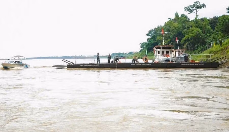 Lực lượng Công binh chuẩn bị chạy thử không tải phà quân sự tại Phong Châu.