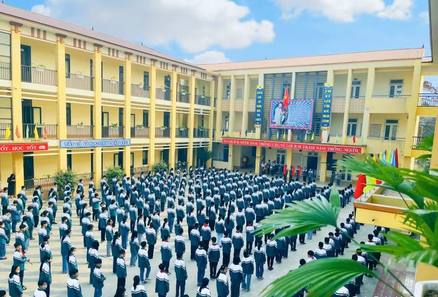 Cảnh quan môi trường sư phạm trường THCS 2 thị trấn Thanh Ba khang trang, Sáng - Xanh - Sạch đẹp.