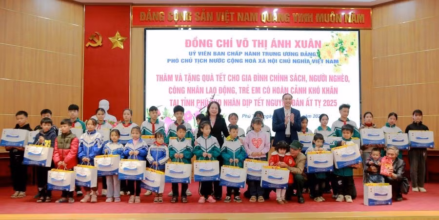 Phó Chủ tịch nước Võ Thị Ánh Xuân và ông Phùng Khánh Tài - Phó Bí thư Thường trực Tỉnh ủy Phú Thọ trao quà cho các trẻ em có hoàn cảnh khó khăn.