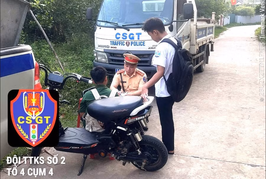 Lực lượng CSGT Công an tỉnh Phú Thọ kiểm tra, xử lý học sinh vi phạm trật tự an toàn giao thông (ảnh: Công an tỉnh Phú Thọ).