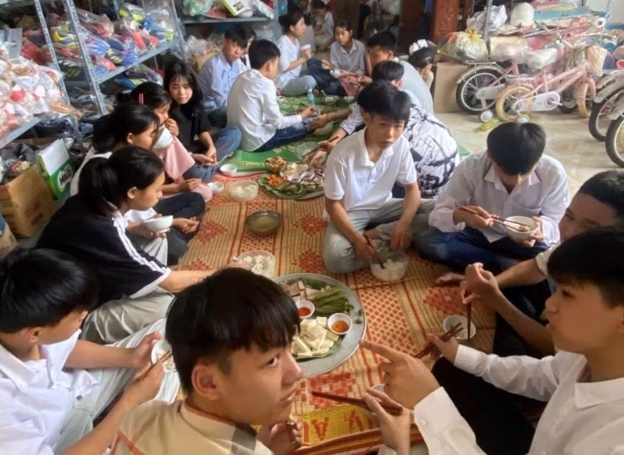 Các em học sinh ăn trưa tại gia đình anh Hà (ảnh NVCC).