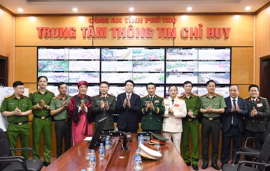 Chủ tịch nước Lương Cường cùng các đại biểu tới thăm Trung tâm thông tin chỉ huy Công an tỉnh Phú Thọ tại Đền Hùng (Ảnh: Công an tỉnh Phú Thọ)