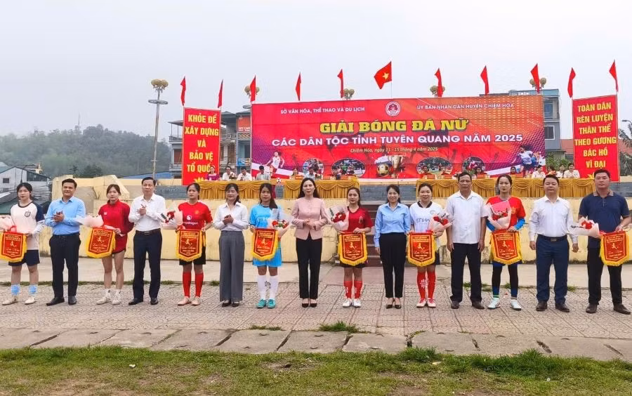 Ban tổ chức tặng hoa và cờ lưu niệm cho đại diện các đội bóng tham dự giải.