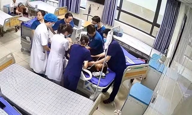 Các y bác sĩ của TTYT huyện Thanh Ba nỗ lực cấp cứu thành công bệnh nhi K.B.L (12 tuổi) bị tai nạn giao thông và bị sốc phản vệ do kháng sinh (ảnh: TTYT Thanh Ba).