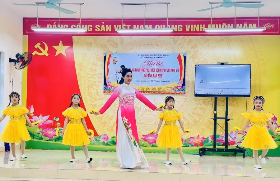 Hội thi có 46 thầy, cô giáo tiêu biểu, xuất sắc đại diện cho hơn 200 giáo viên Tổng phụ trách Đội đến từ các trường tiểu học và trung học cơ sở trên toàn tỉnh Tuyên Quang tham gia.