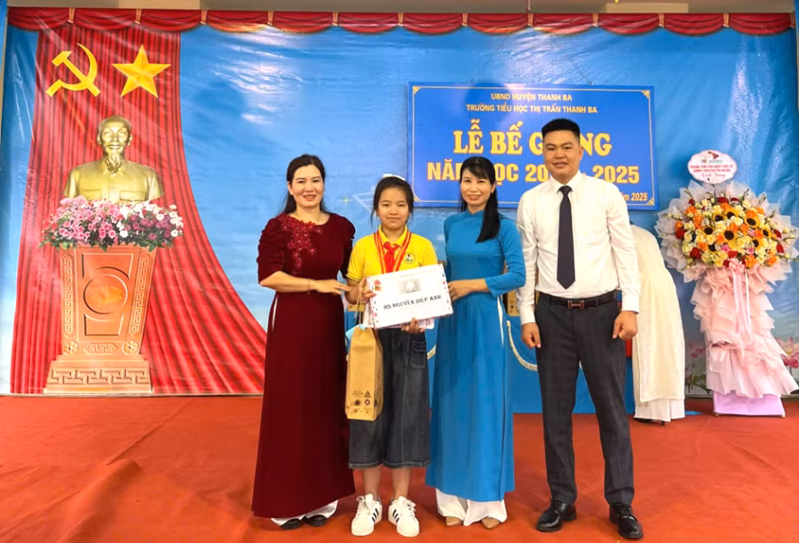 hoc-sinh-diep-anh-dat-1-huy-chuong-vang-ioe-lop-4-va-1-huy-chuong-bac-ioe-lop-5.png
