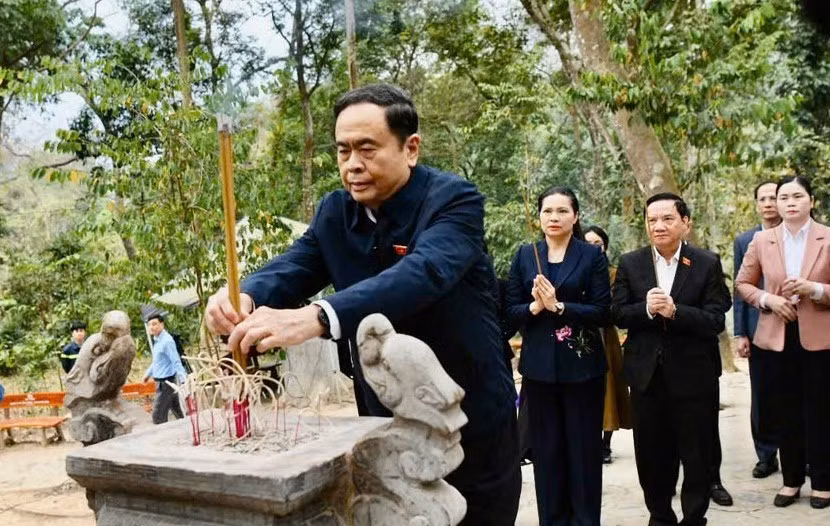 Tại Lán Nà Nưa, Chủ tịch Quốc hội Trần Thanh Mẫn và Đoàn đã thành kính dâng hương tưởng nhớ Chủ tịch Hồ Chí Minh.