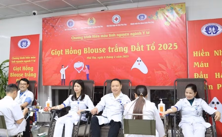 dai-dien-lanh-dao-benh-vien-da-khoa-tinh-phu-tho-tham-gia-hien-mau.jpg