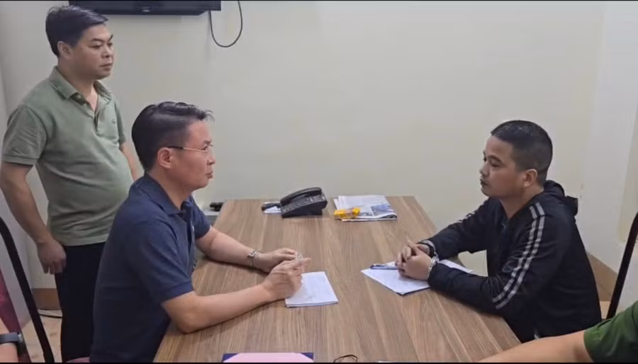 Thiếu tướng Nguyễn Minh Tuấn, Giám đốc Công an tỉnh Phú Thọ (ngồi bên trái) lấy lời khai đối tượng Vũ Phương Nhung (ảnh: Công an tỉnh Phú Thọ).