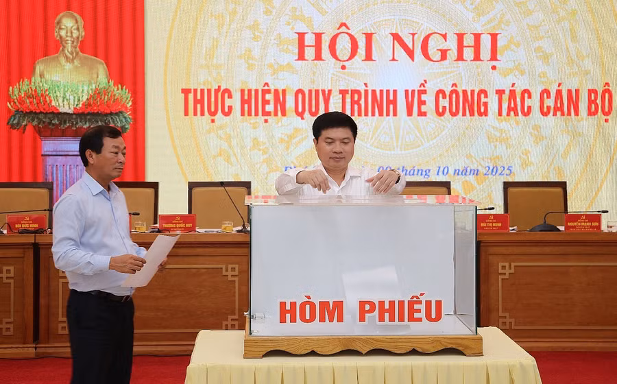 Các đại biểu bỏ phiếu giới thiệu nhân sự bầu chức danh Chủ tịch HĐND tỉnh Phú Thọ.