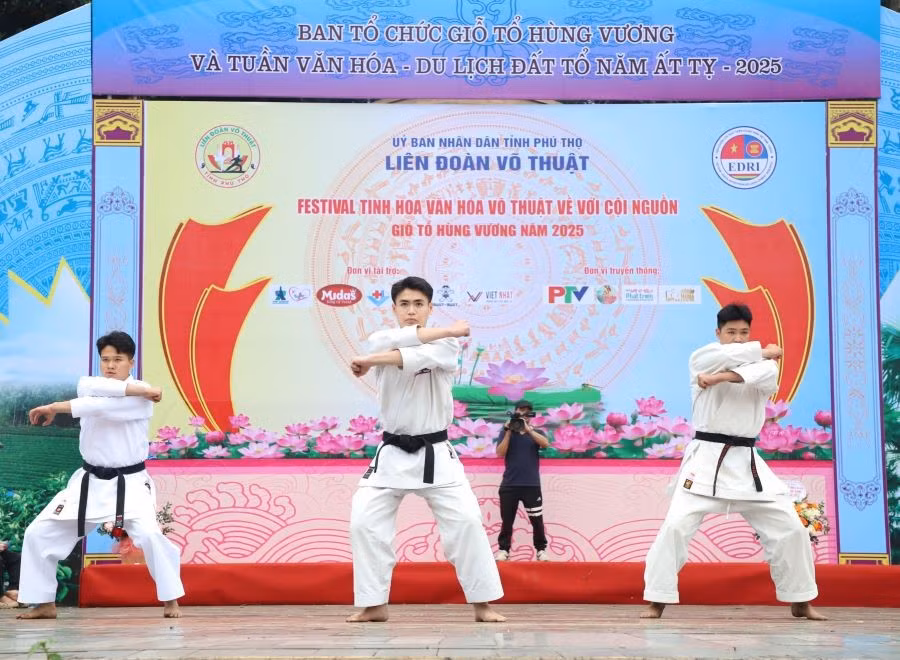 chuong-trinh-voi-su-tham-gia-cua-dong-dao-cac-vo-sinh.jpg