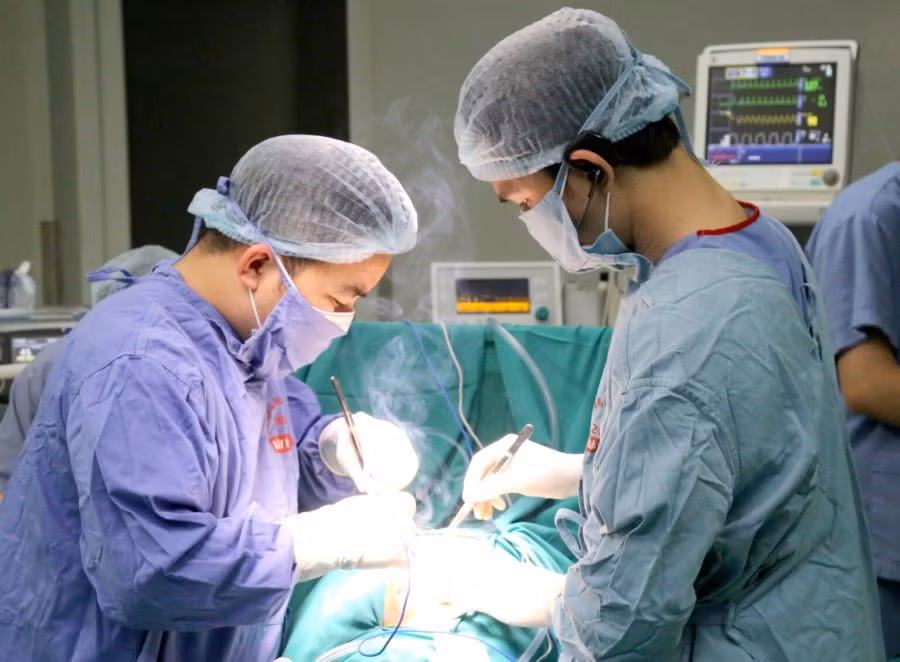 Các bác sĩ Bệnh viện Đa khoa tỉnh tiến hành phẫu thuật lấy khối u ra khỏi cơ thể người bệnh.