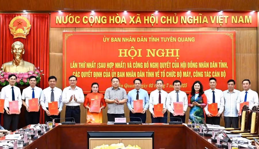 Ông Phan Huy Ngọc - Chủ tịch UBND tỉnh Tuyên Quang và các Phó Chủ tịch UBND tỉnh Tuyên Quang trao Quyết định, chúc mừng các đồng chí được bổ nhiệm chức vụ lãnh đạo, quản lý các sở, ban, ngành.