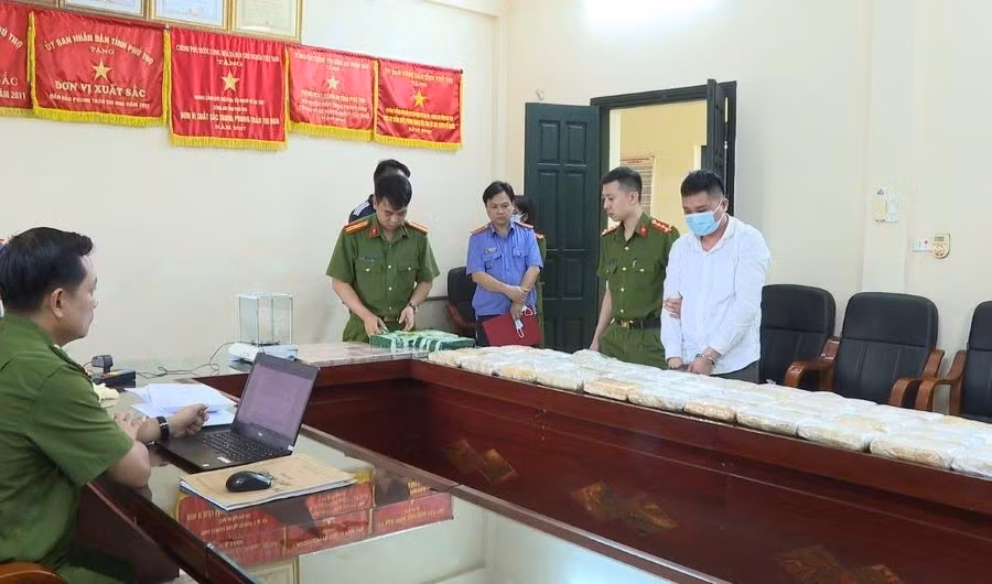 Lực lượng chức năng giám định vật chứng thu giữ trong chuyên án (ảnh: Công an tỉnh Phú Thọ).