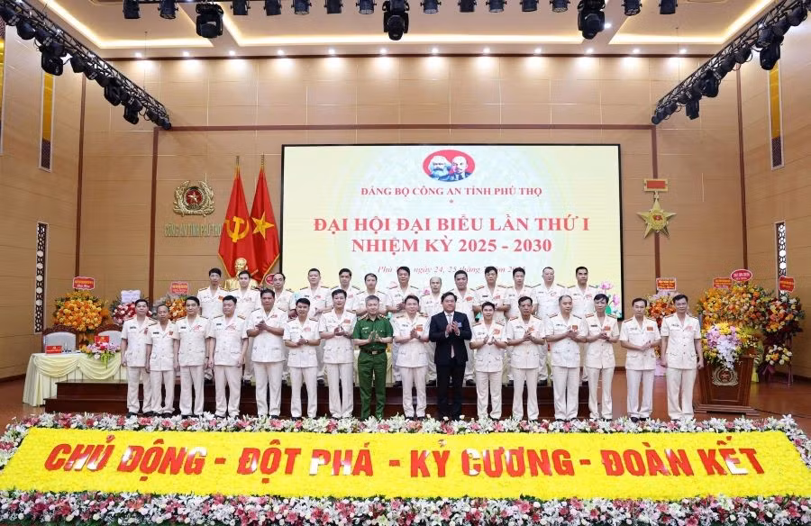 Thứ trưởng Nguyễn Ngọc Lâm và Chủ tịch UBND tỉnh Phú Thọ Trần Duy Đông chụp ảnh lưu niệm cùng Ban Chấp hành Đảng bộ Công an tỉnh Phú Thọ lần thứ I, nhiệm kỳ 2025-2030 (ảnh Công an tỉnh Phú Thọ).