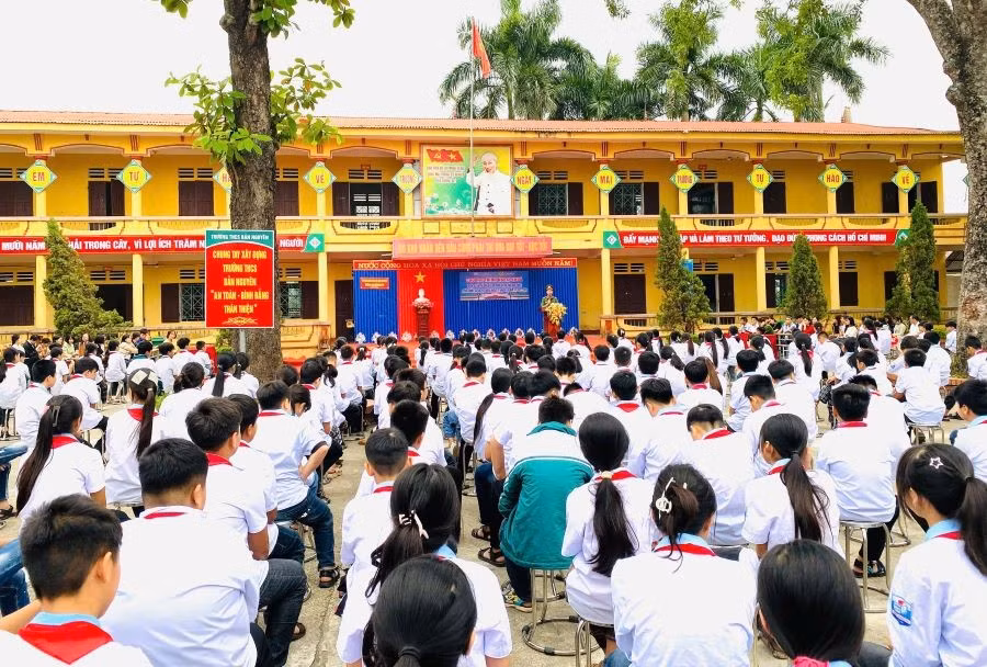 Phổ biến giáo dục pháp luật an toàn giao thông; phòng chống bạo lực học đường và các tệ nạn xã hội cho học sinh THCS Bản Nguyên.