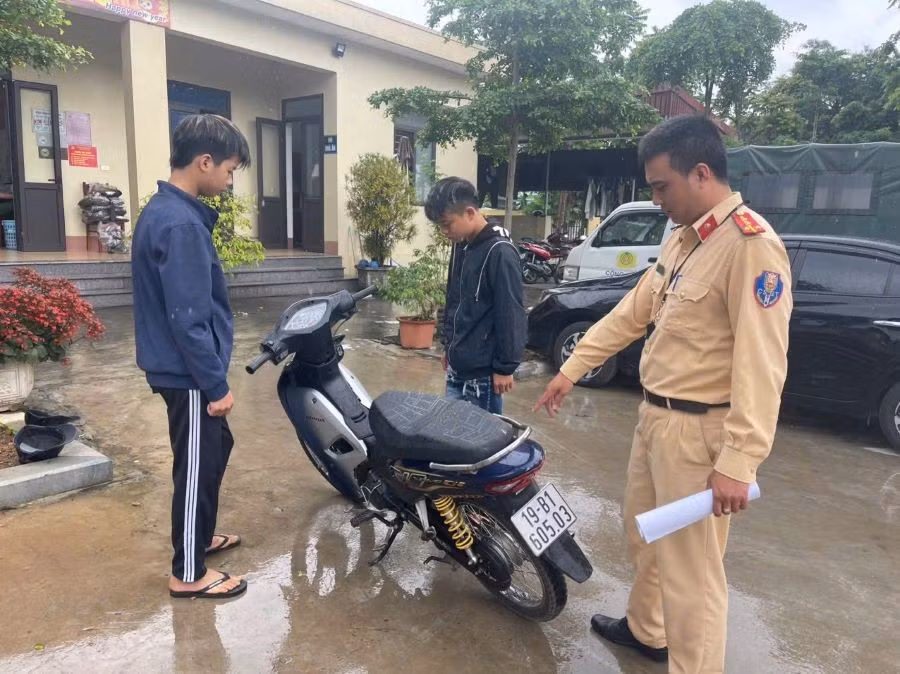 CSGT công an tỉnh Phú Thọ xử lý nghiêm các trường học vi phạm TTATGT (ảnh: CAT Phú Thọ).