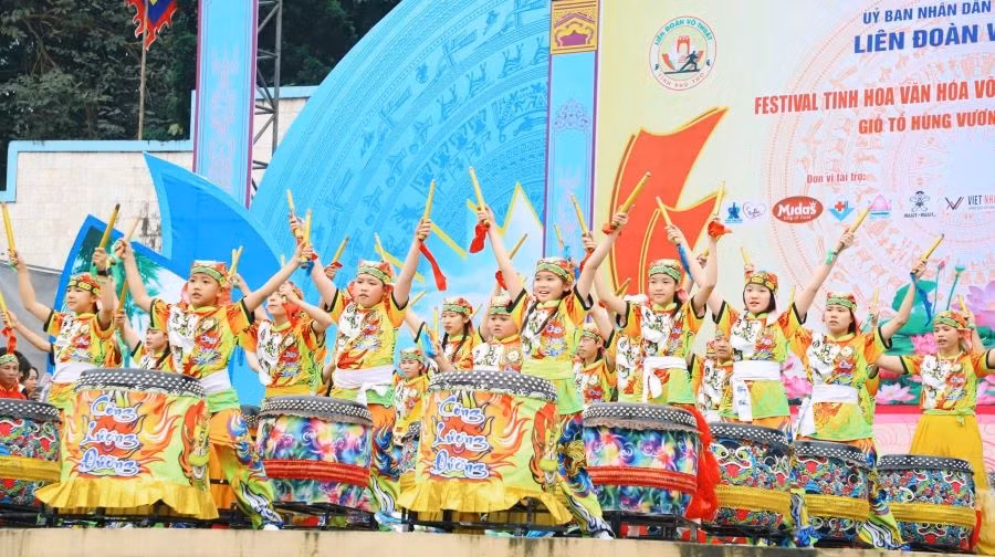 man-trinh-dien-mua-lan-su-rong-cua-don-vi-den-tu-tinh-tuyen-quang.jpg