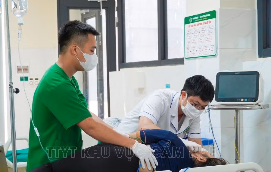 Bác sĩ Trung tâm Y tế khu vực Cẩm Khê thăm khám cho bệnh nhân (ảnh TTYT khu vực Cẩm Khê).