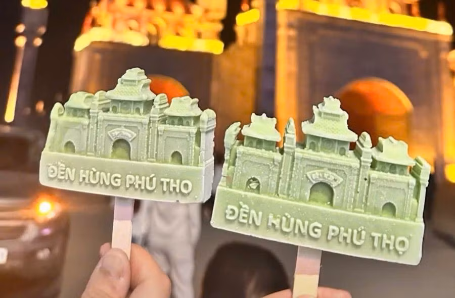 Người dân và du khách thích thú với những que kem “check-in” tạo hình chiếc cổng vào Trung tâm lễ hội Khu Di tích lịch sử Đền Hùng.