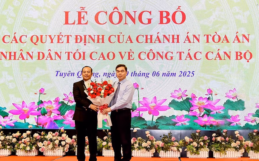 Ông Ma Thế Hồng, Phó Bí thư Tỉnh ủy Tuyên Quang (bên phải) tặng hoa chúc mừng ông Nguyễn Minh Hùng được bổ nhiệm giữ chức vụ Chánh án TAND tỉnh Tuyên Quang (sau hợp nhất).