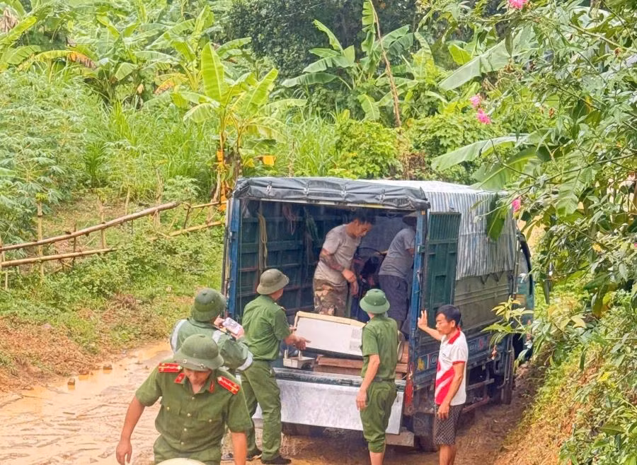 Công an tỉnh Phú Thọ hỗ trợ người dân sơ tán tránh ảnh hưởng của cơn bão số 3. (ảnh CAT Phú Thọ)