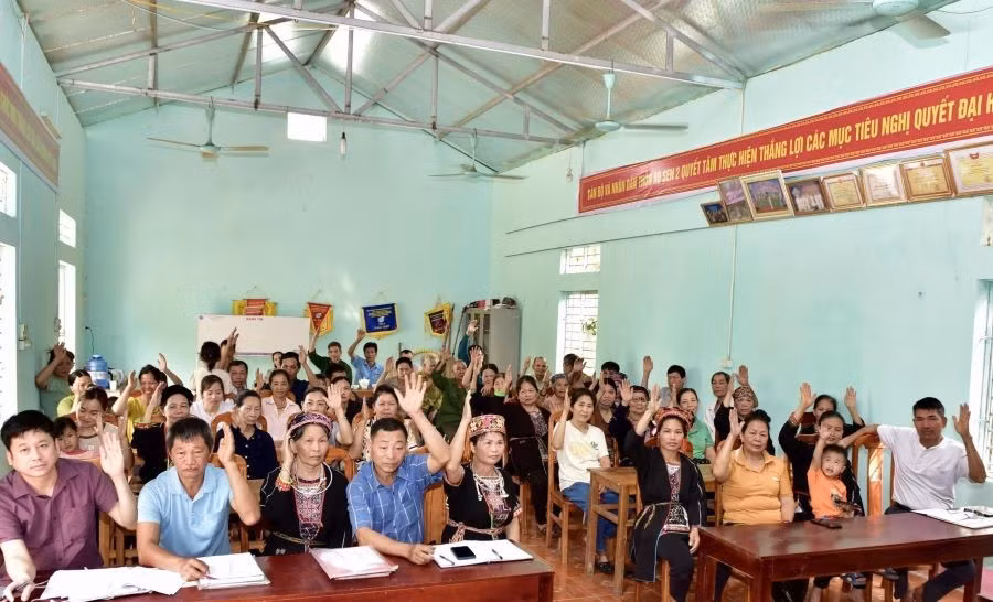 Cử tri thôn Ao Sen 2, xã Đức Ninh (huyện Hàm Yên) biểu quyết đồng thuận cao với chủ trương đề án sáp nhập ĐVHC cấp tỉnh, cấp xã.