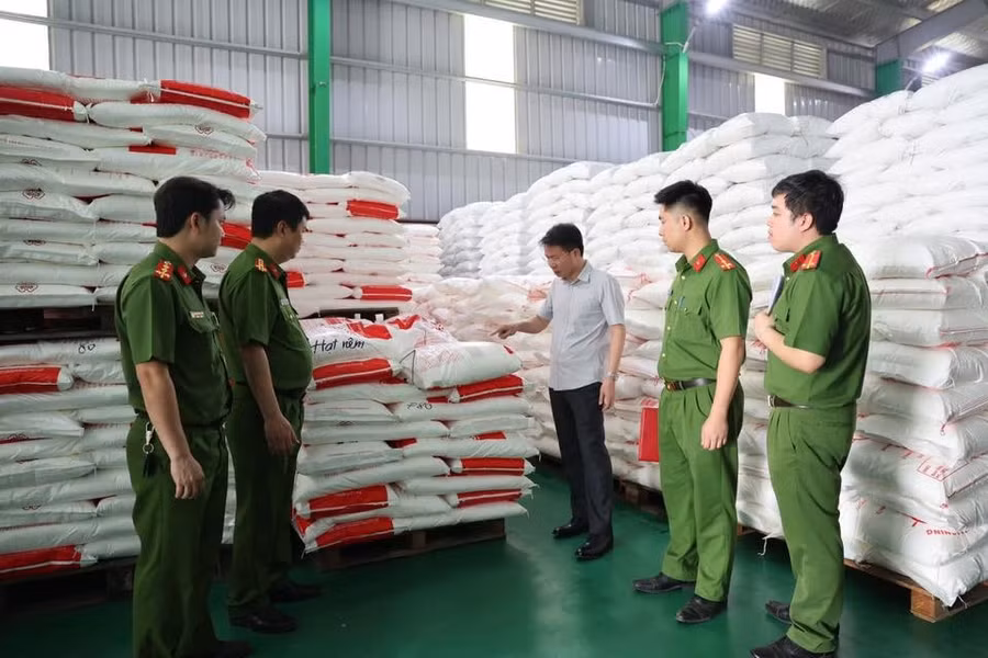 Đại tá Nguyễn Minh Tuấn - Giám đốc Công an tỉnh Phú Thọ (thứ 3 từ phải sang) trực tiếp có mặt tại hiện trường để chỉ đạo Cơ quan CSĐT khám xét khẩn cấp, thu thập chứng cứ chứng minh hành vi phạm của các đối tượng (ảnh: Công an tỉnh Phú Thọ).