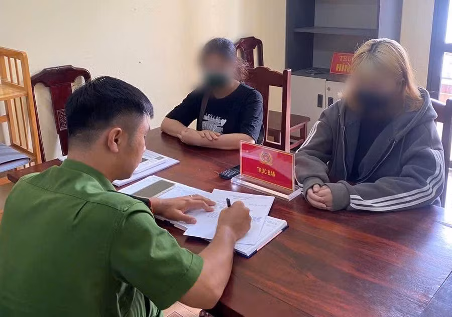 Hai mẹ con chị P. tại cơ quan công an (ảnh Công an tỉnh Phú Thọ cung cấp).
