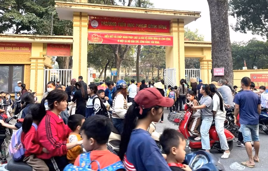 Giờ đón học sinh tại Trường Tiểu học Phạm Công Bình, xã Tề Lỗ (ảnh chụp chiều ngày 2/12/2025).