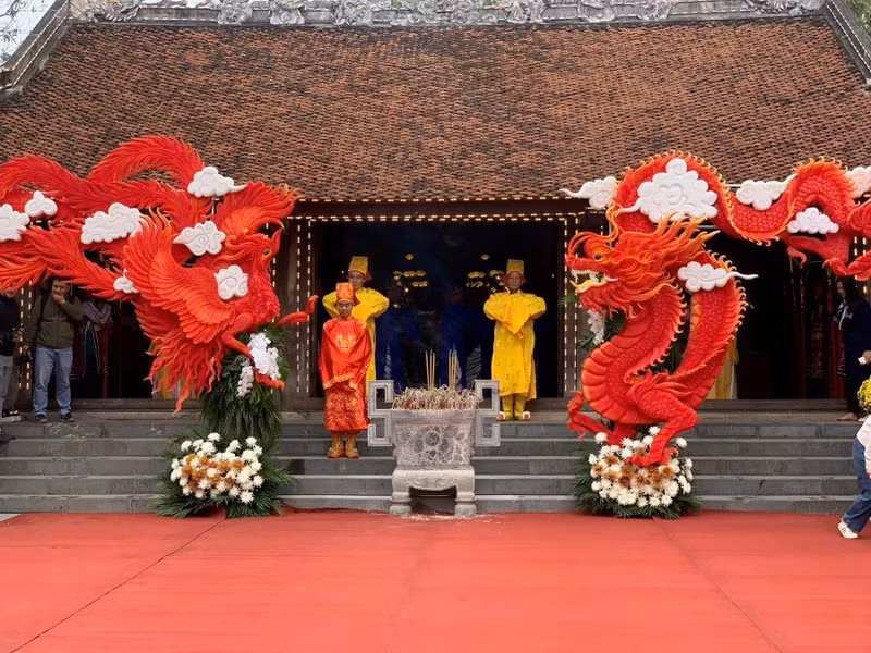 Đền Lăng Sương thờ Tản Viên Sơn Thánh - một trong bốn vị thần "tứ bất tử" của tín ngưỡng truyền thống Việt Nam. Cùng với tín ngưỡng thờ Đức Thánh Tản, đền Lăng Sương còn thờ Thánh Mẫu - người có công sinh ra Thánh Tản. 5-5560.jpg