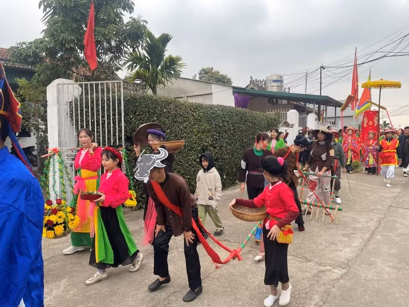 "Lễ hội rước Chúa Gái" không chỉ làm phong phú đời sống tinh thần của nhân dân mà còn góp phần quan trọng trong việc bảo tồn và phát triển nền văn hóa Việt Nam tiên tiến, đậm đà bản sắc dân tộc. 8.jpg