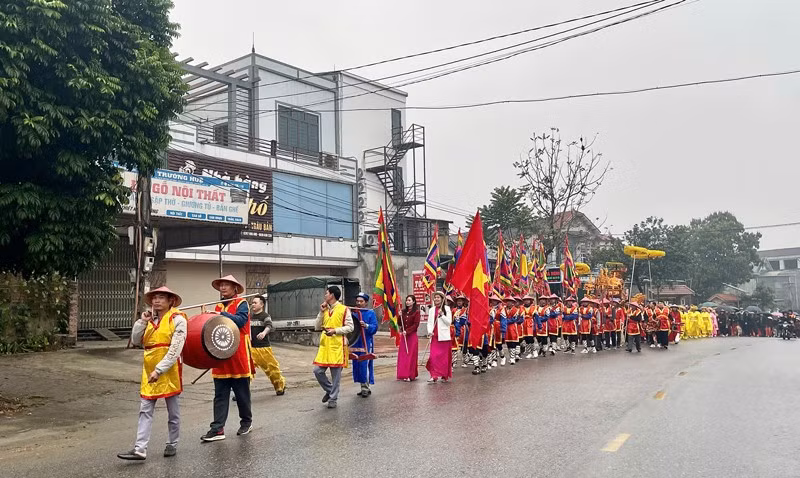 Theo truyền thống hàng năm, vào dịp đầu năm mới, nhân dân lại tổ chức ra bãi đón Vua về làng ăn Tết. Tại đây, chủ tế đại diện cho các quan viên và dân làng làm lễ, cầu mong các vị thần linh phù hộ cho an khang thịnh vượng, mưa thuận gió hòa, làm ăn tấn tới. 2.jpg