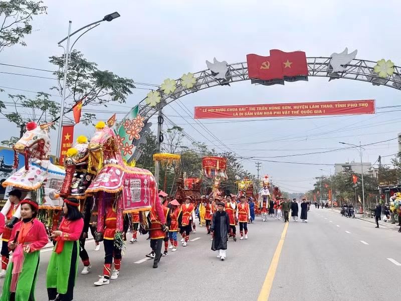 “Rước chúa Gái” diễn lại cảnh đưa đón công chúa Ngọc Hoa về nhà chồng bên núi Tản, sông Đà. 5.jpg