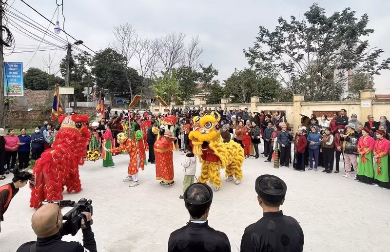 Trình diễn bách nghệ khôi hài tại "Lễ hội Rước Chúa Gái". 7.jpg