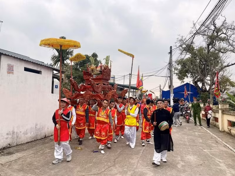 Lễ rước dâu được tổ chức theo phong tục dân tộc và nghi lễ trọng thể, từ nhà cô dâu ra Đình Cả để dân làng làm lễ tạ. Tạ xong, cô dâu được đưa lên kiệu rước qua làng Triệu Phú để đưa về núi Tản. 4.jpg