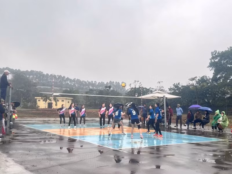 Nhiều hoạt động văn hóa, thể thao như thi đấu bóng chuyền hơi nữ, bắn nỏ, cùng nhiều trò chơi dân gian khác chào mừng Lễ hội Đền Lăng Sương năm 2025. 7.jpg