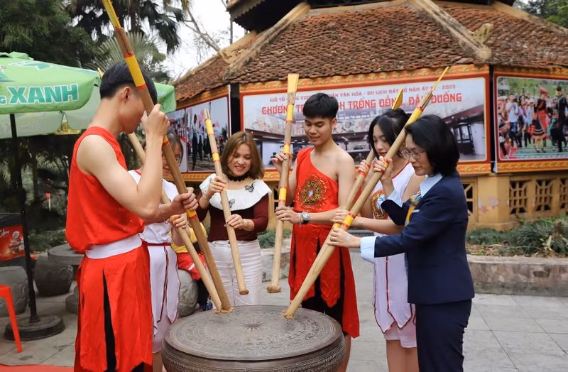 Tham gia trải nghiệm đâm đuống, đánh trống đồng giúp các sinh viên Trường Đại học Hùng Vương cùng người dân và du khách hiểu hơn về văn hóa thời Hùng Vương, về một trong những hình thức sinh hoạt văn hóa dân gian của người Việt cổ. du-khach-trai-nghiem-danh-trong-dong-cung-cac-sinh-vien-truong-dai-hoc-hung-vuong.jpg