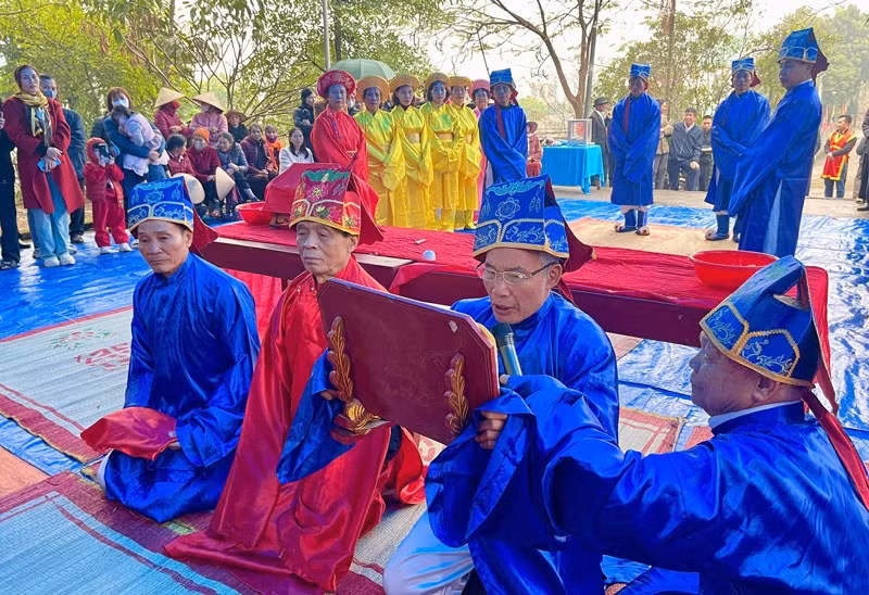 Cầu cúng xong mọi người chờ bao giờ thấy có gió nổi, cờ bay có nghĩa là các vị thần linh đã bằng lòng chấp thuận lời cung thỉnh của dân làng, dân làng lại sửa lễ và các quan viên làm lễ tế, rồi rước kiệu về đình. 4.jpg