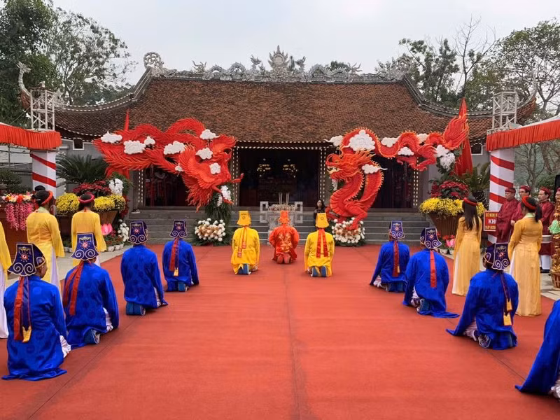 Đền Lăng Sương là ngôi đền duy nhất hiện nay thờ cả gia đình Đức Thánh Tản gồm thân phụ Nguyễn Cao Hành; thân mẫu Đinh Thị Đen, dưỡng mẫu Ma Thị Cao Sơn, phu nhân Ngọc Hoa công chúa và hai bộ tướng Cao Sơn, Quý Minh. 4.jpg